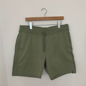 Men’s Mountain Hardware Firetower shorts. XL. Green/Field